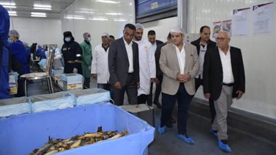 وزير التجارة والصناعة يتفقد مصنع الأسماك المدخنة و الأعلاف