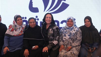 رئيسة القومى للمرأة ومحافظ أسوان يتفقدان نموذج المحاكاة البنكي 