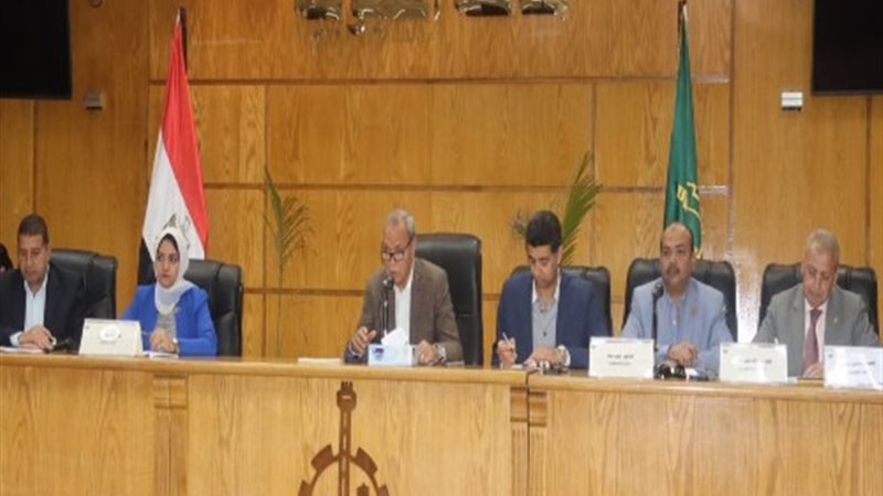 محافظ القليوبية يناقش