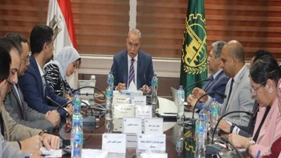 محافظ القليوبية يناقش إنشاء شركة مساهمة لإدارة جمع ونقل المخلفات