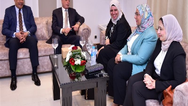 العمل تختتم أولى