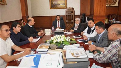 محافظ مطروح يناقش مقترح مشروع الصرف الصحي المتكامل بمدينة النجيلة