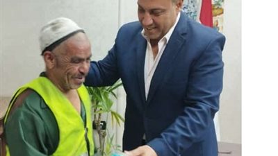 رئيس حي جنوب الجيزة يكرم ٥ عمال في عيدهم