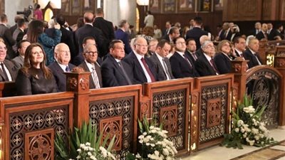 وزير التنمية المحلية يشارك في القداس بالكاتدرائية المرقسية