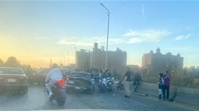 اصابة مواطن صدمته سيارة مسرعة اثناء فحصه سيارته المتعطلة