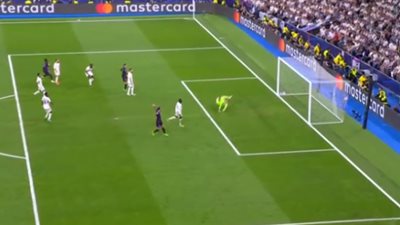 ألفونسو ديفيز يباغت مرمى ريال مدريد بهدف مفاجئ
