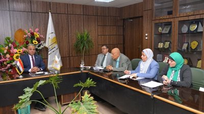 رئيس جامعة أسيوط يتابع إجراءات وخطة عمل اللجنة العليا للتدريب وال