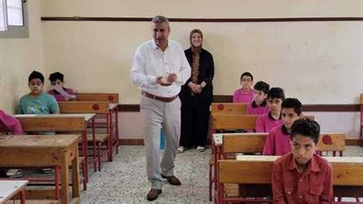 مدير تعليم دمياط يواصل تفقد لجان إمتحانات النقل