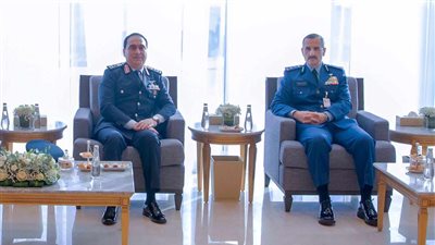 قائد القوات الجوية يلتقى قائد القوات الجوية الملكية السعودية.. ويشارك الإحتفال بتخريج الدفعة 103 من طلبة كلية الملك فيصل
