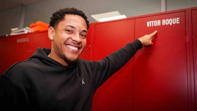 مانشستر يونايتد يترقب موقف برشلونة لإفساد مخطط تشيلسي