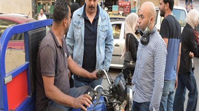 التفاف الجمهور حول مصطفى غريب بميدان الإسماعيلية بسبب 