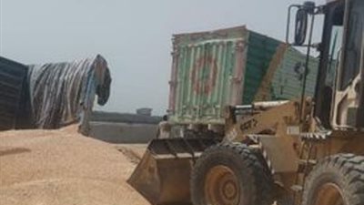 رفع آثار انقلاب سيارة نقل محملة بحبوب الذرة في الإسماعيلية