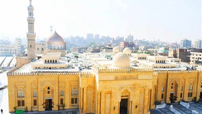 تميم المراغي يؤم المصلين بمسجد السيدة زينب في صلاة العشاء