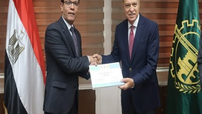 الهجان والجيزاوي يتسلمان دليل تنفيذ الهوية البصرية لمحافظة القليوبية