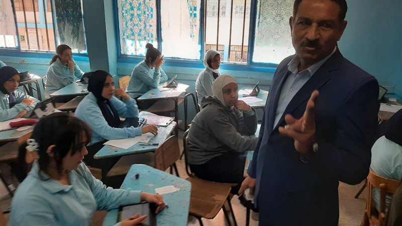 الطلاب يؤدون الامتحانات