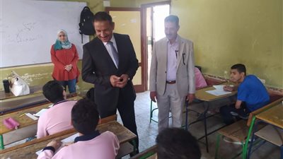 طلاب الصف الثاني الثانوي بالجيزة يؤدون امتحاني الكيمياء والفلسفة