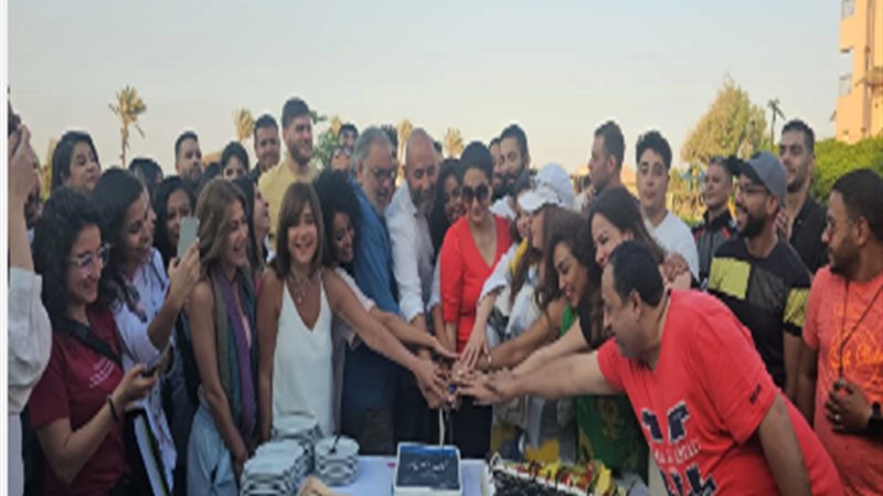 وفاء عامر وأسرة الفيلم