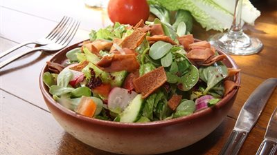 مفيدة وشهية..طريقة عمل فتوش الباذنجان