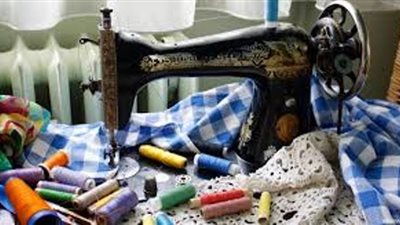 ماكينة خياطة وأقمشة لأم اليتامي