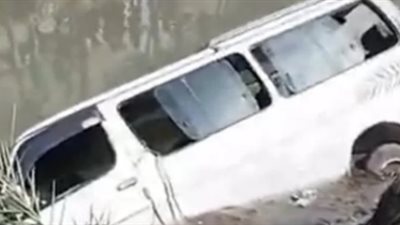 المباحث تستمع لأقوال شهود العيان فى غرق ميكروباص بمعدية أبو غالب