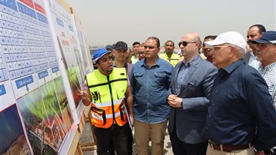محافظ بني سويف ورئيس هيئة الطرق يتفقدان مشروع محور الفشن