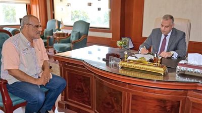محافظ سوهاج يعتمد قرار منح العلاوة التشجيعية لـ 697 موظف