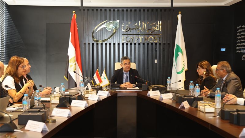 رئيس البريد يلتقي
