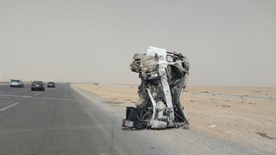 تصادم شاحنة نقل بالحاجز الخرساني بطريق السويس وانشطارها لنصفين