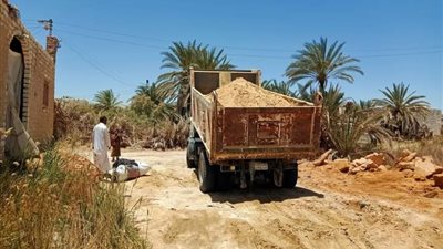سيوة تواصل أعمال توسعة و تمهيد الشوارع الرئيسية والفرعية
