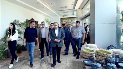 وزير التجارة يزور مصانع الشركة المصرية الألمانية لصناعة البورسلين