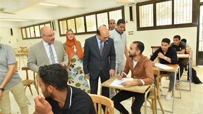رئيس جامعة أسيوط يتفقد سير امتحانات الفصل الدراسي الثاني