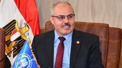 رئيس جامعة قناة السويس يتابع سير امتحانات الفصل الدراسي الثاني