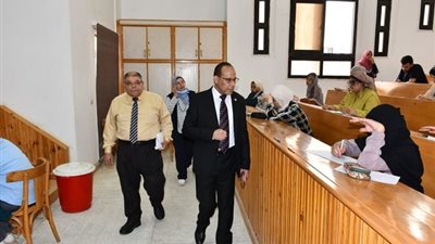 انتظام امتحانات آخر العام في 15 كلية بجامعة القناة