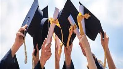 سداد مصروفات الجامعة يحرِّر شهادات تخرجهم