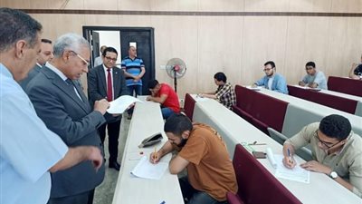 عصام فرحات يتفقد لجان امتحانات جامعة المنيا الأهلية
