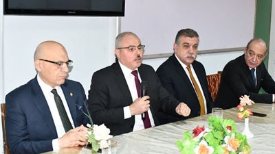 رئيس جامعة القناة يفتتح ورشة عمل جراحات العمود الفقري بكلية الطب