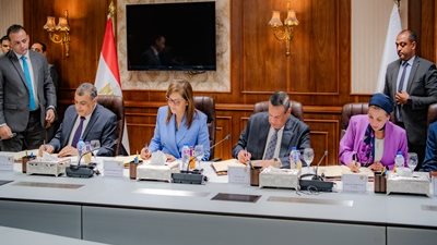 أمنة و 3 وزراء يوقعون عقود مصنع تدوير المخلفات بالجيزة