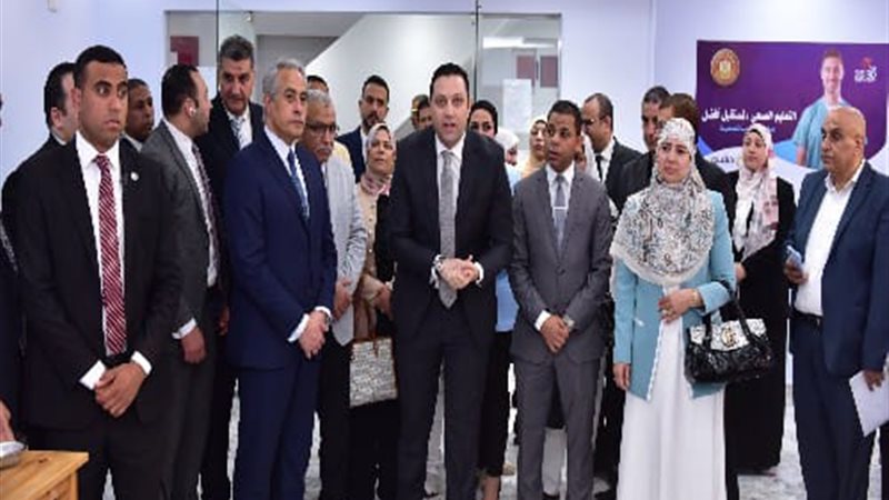 وزير العمل حسن شحاتة
