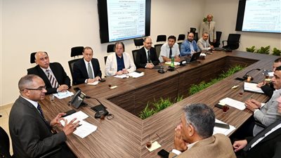 وزير الإسكان يتابع موقف إدارة الحمأة الناتجة من محطات الصرف الصحي