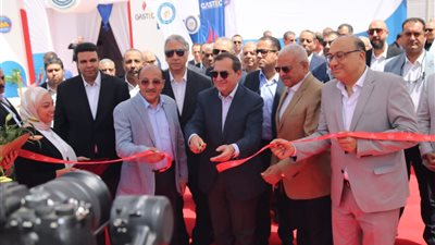 وزير البترول ومحافظ السويس يفتتحان محطتي بنزين وغاز