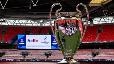 كأس دوري أبطال أوروبا يصل إلى أرضية ملعب ويمبلى .. بالصور