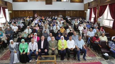 محافظ كفر الشيخ يسلم جوازات وتأشيرات السف للفائزين بقرعة الحج