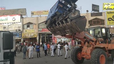 عبداللاه: غلق وتشميع 15 نشاط تجارى مخالف بالعاشر من رمضان.. صور