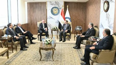 وزير البترول يبحث مع رئيس كايرون إنرجى أنشطتها في مناطق امتيازها