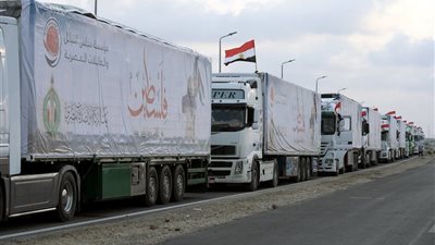 عبور 180 شاحنة مساعدات إنسانية عبر معبر كرم أبوسالم اليوم لـ غزة