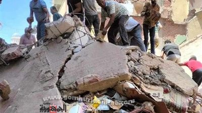 الدفع بسيارات الإسعاف في انهيار عقار ميت غمر.. ومازال البحث جاريًا عن الضحايا أسفل الأنقاض