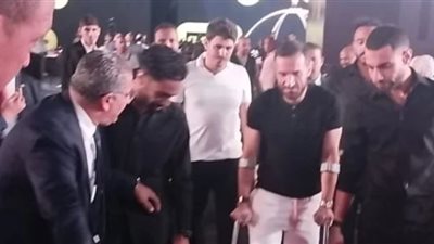 على معلول يشارك فى احتفالية الأهلي رغم إصابته