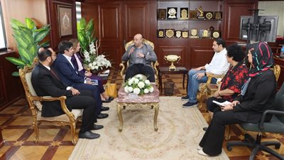 محافظ بني سويف يبحث مع هيئة إنقاذ الطفولة مشروع قرية متعلمة