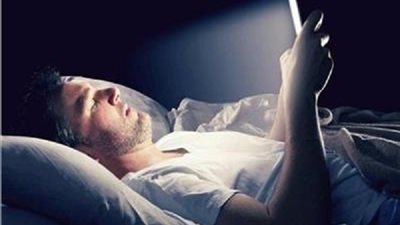 دراسة تكشف مفاجأة عن استخدام الهاتف المحمول قبل النوم