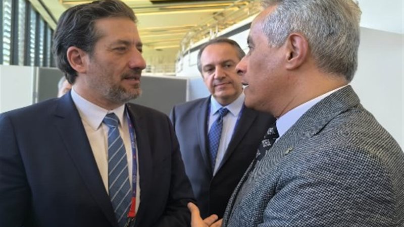 وزير العمل يبحث مع